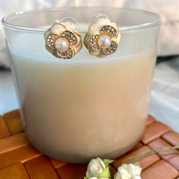 💖 2/$30 Flower white & gold pearl rhinestones boho small Stud dainty Earrings - Picture 7 of 8